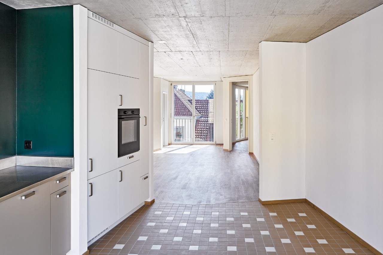 Fliessende Übergänge: Blick von der Küche zum Wohnen (Bild: Seraina Wirz, Zürich)